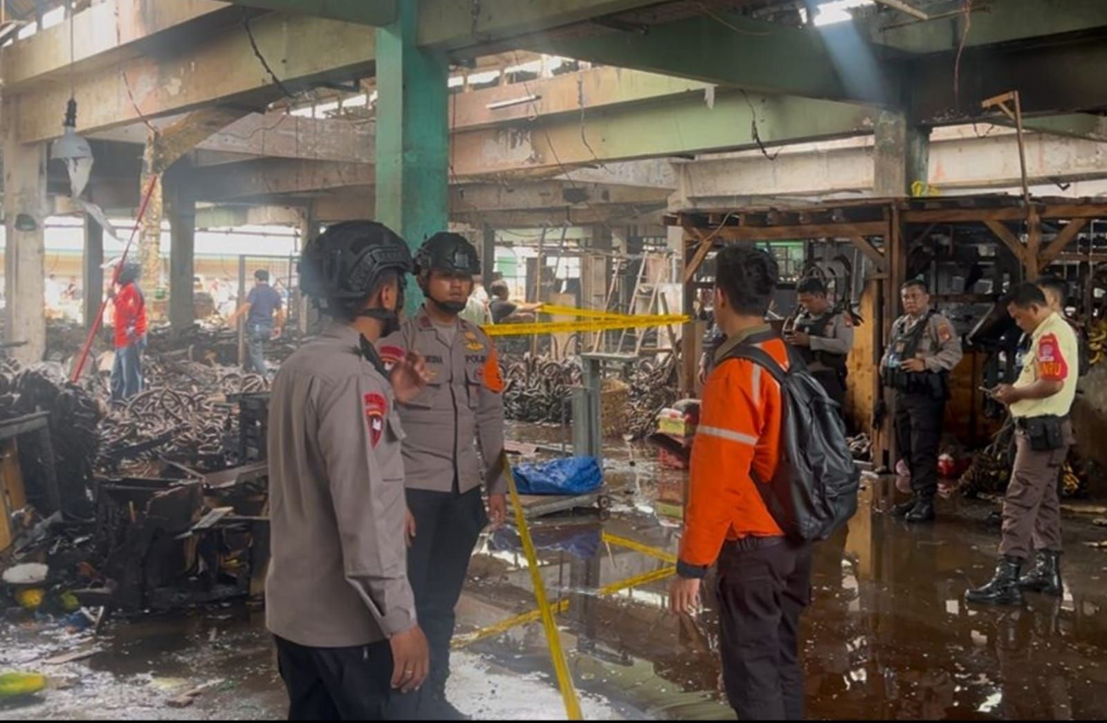 Brimob menjaga Pasar Induk Kramat Jati pasca kebakaran. 