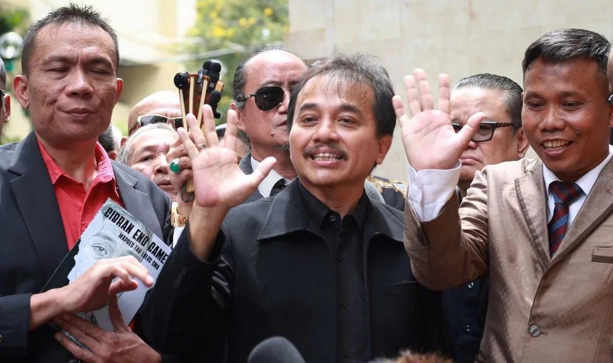 Arsip - Pakar telematika Roy Suryo (tengah) bersama ahli Forensik Digital Rismon Sianipar (kiri) dan kuasa hukum mereka, Ahmad Khozinudin menjawab pertanyaan wartawan saat memenuhi panggilan pemeriksaan di Direktorat Reserse Kriminal Umum Polda Metro <b>(Antara)</b>