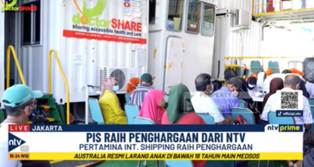 Para dokter Rumah Sakit Kapal (RSK) Nusa Waluya II melayani masyarakat Waigeo Utara Raja Ampat Papua