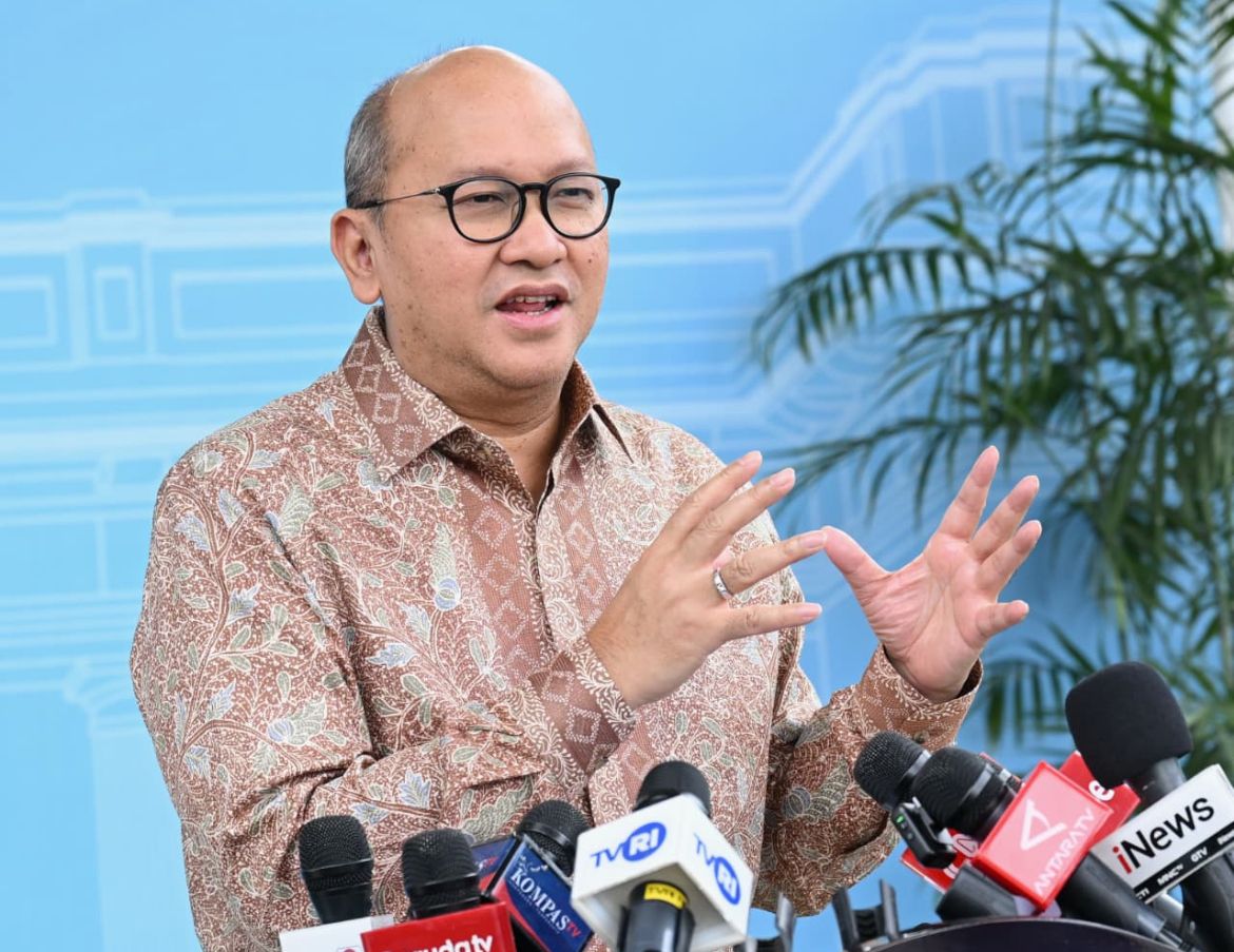 Prabowo Subianto menerima laporan perkembangan rencana pembangunan Kampung Haji Indonesia di Makkah dari Menteri Investasi/Kepala BKPM yang juga Kepala Badan Pengelola Investasi (BPI) Danantara, Rosan Roeslani <b>(Setpres)</b>