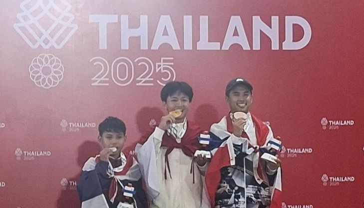Atlet skateboarding Indonesia Basral Graito Hutomo meraih medali emas di nomor skateboard street SEA Games 2025 yagn digelar di Extreem Sport Park Rajamangala, Bangkok, Minggu, 14 Desember 2025. (ANTARA/Aditya Ramadhan) <b>(Antara)</b>