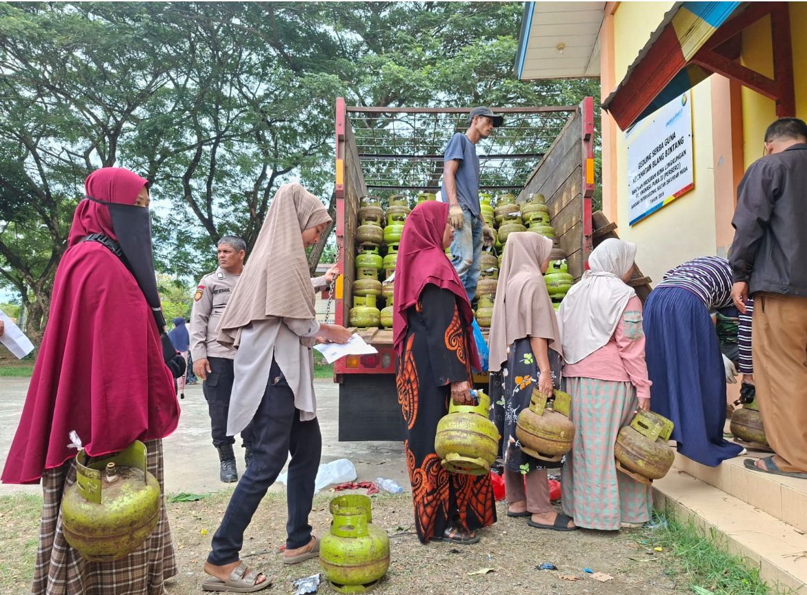 Pertamina menggelar operasi pasar gas elpiji 3 kilogram di Kantor Camat Blang Bintang, Kabupaten Aceh Besar, pascabencana yang melanda Aceh, Sumatera Utara, dan Sumatera Barat <b>(Istimewa)</b>