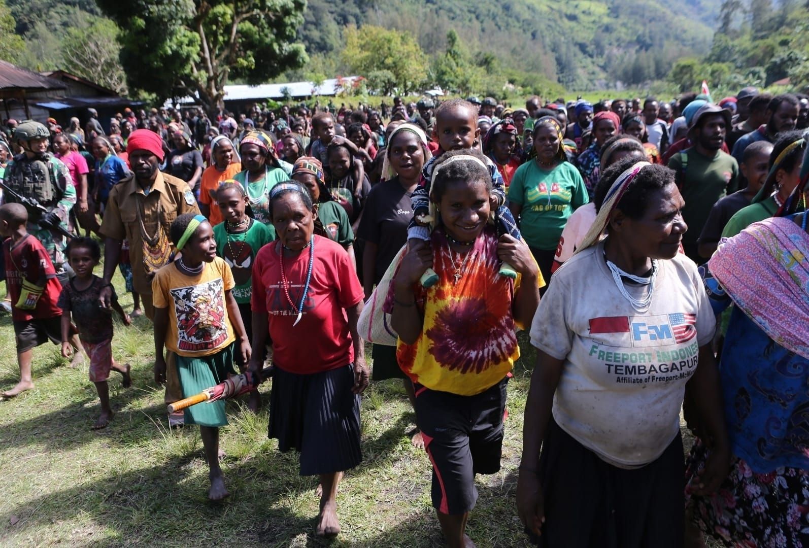 Masyarakat Papua berbondong-bondong mengikuti upacara bakar batu. 