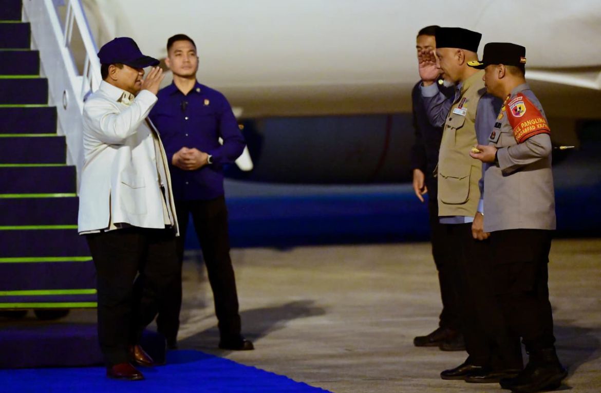 Presiden Prabowo Subianto tiba di Bandar Udara Internasional Minangkabau, Kabupaten Padang Pariaman, Provinsi Sumatra Barat <b>(Sekretariat Presiden)</b>