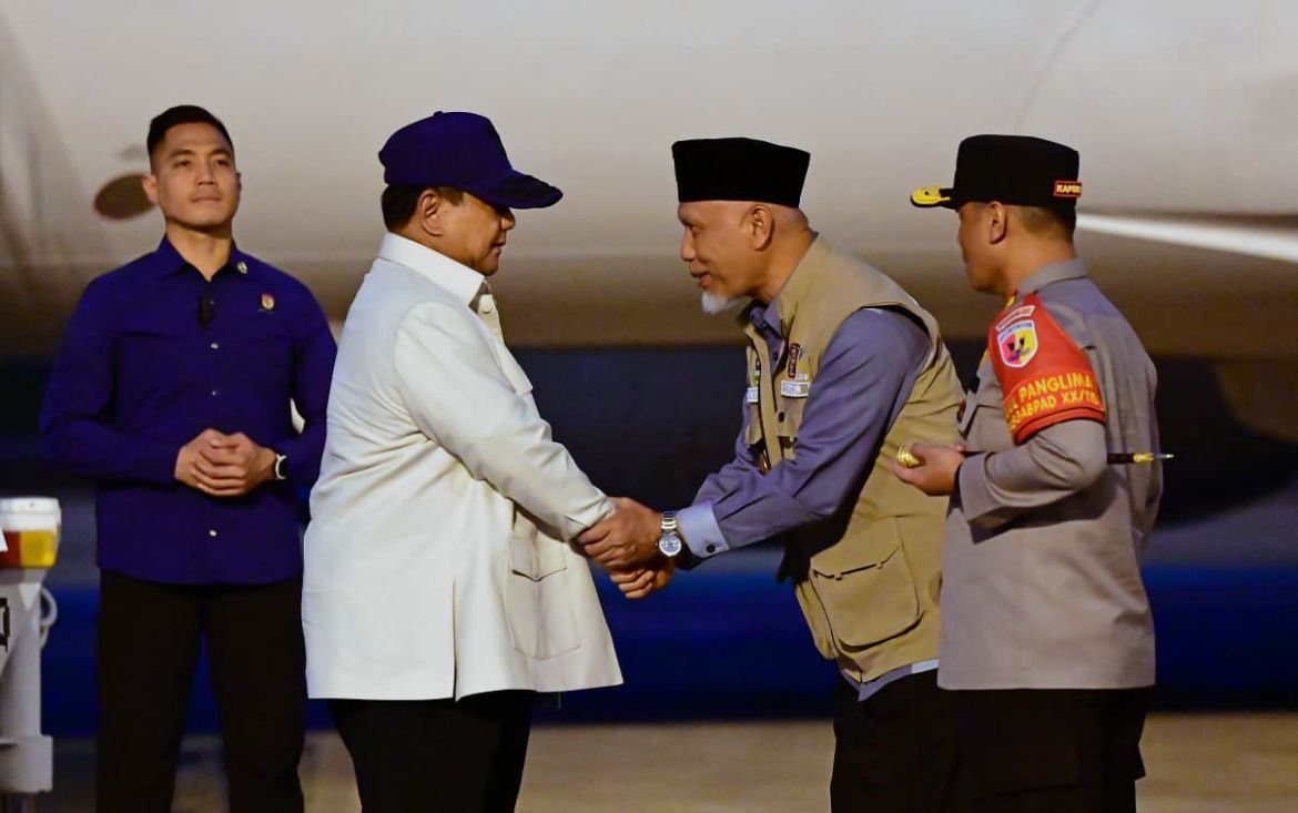 Presiden Prabowo Subianto tiba di Bandar Udara Internasional Minangkabau, Kabupaten Padang Pariaman, Provinsi Sumatra Barat <b>(Setpres)</b>