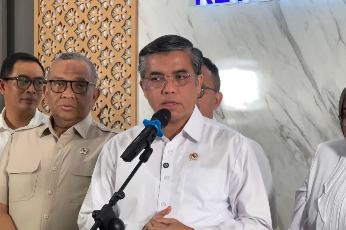 Menteri Ketenagakerjaan Yassierli memberi keterangan ketika ditemui di Kantor Kementerian Ketenagakerjaan, Jakarta, Rabu, 17 Desember 2025. (ANTARA/Putu Indah Savitri) <b>(Antara)</b>