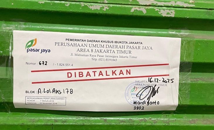 Perumda Pasar Jaya melakukan penyegelan toko obat di Pasar Pramuka, Jakarta Timur, Selasa, 16 Desember 2025. ANTARA/Siti Nurhaliza <b>(Antara)</b>
