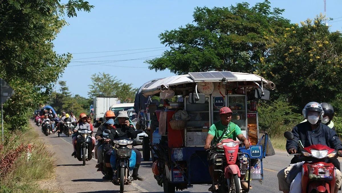 Arsip - Warga sipil Kamboja melarikan diri dari distrik Srei Snam, provinsi Siem Reap, menyusul ketegangan militer dengan Thailand, 15 Desember 2025. (ANTARA/Xinhua/HO-Agence Kampuchea Presse/aa) <b>(Antara)</b>