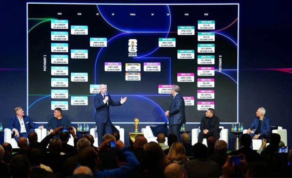 Presiden FIFA Gianni Infantino (tengah) berbicara saat pengumuman jadwal pertandingan resmi Piala Dunia 2026 di Washington DC, Amerika Serikat, Sabtu (6/12/2025). Piala Dunia 2026 akan dimulai pada 11 Juni 2026 dan ditutup dengan laga final pada 19 J <b>(Antara)</b>