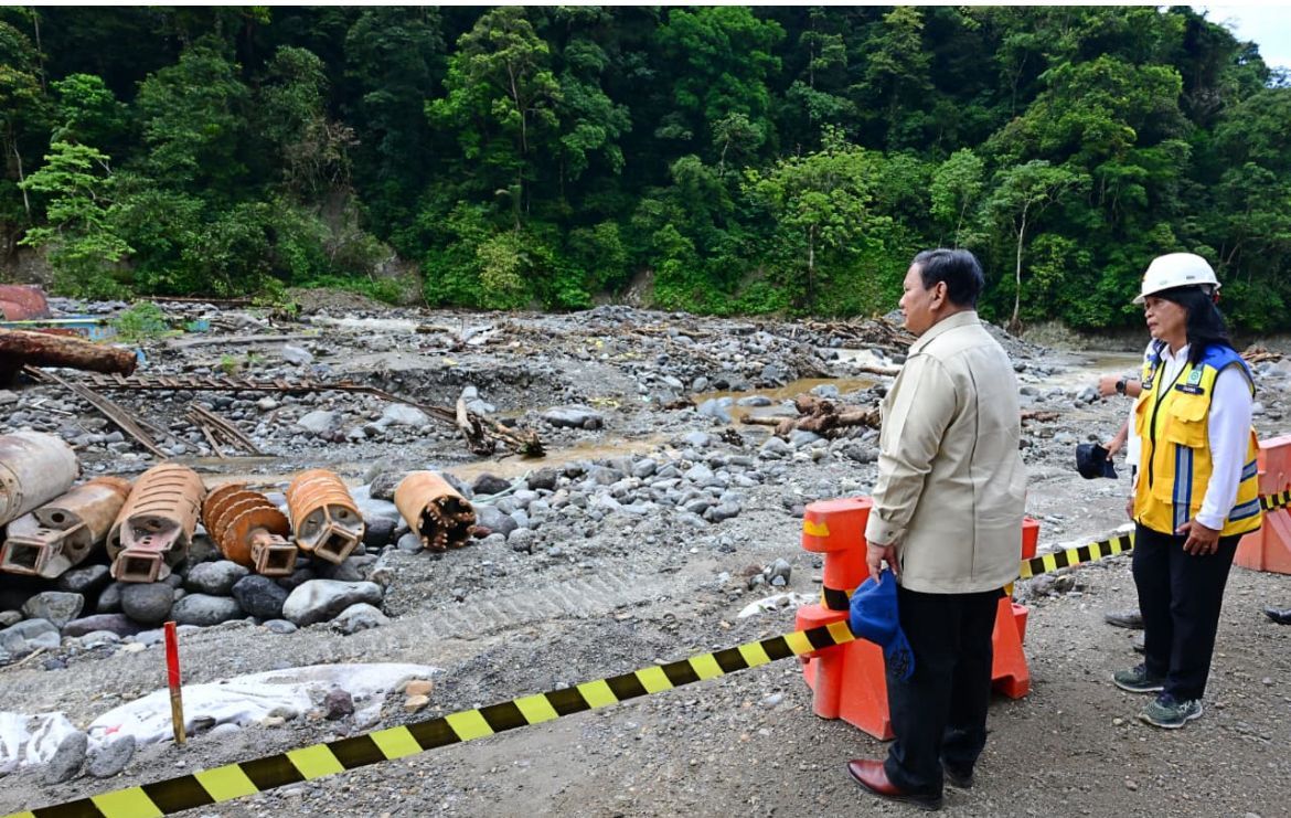 Moment Prabowo Pastikan Pemulihan Infrastruktur dengan Lihat Progres Perbaikan Jalan Lembah Anai Pascabencana <b>(Setpres)</b>