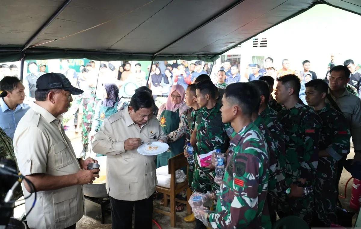 Presiden Prabowo Subianto (dua kiri) didampingi Menteri Pertahanan Sjafrie Sjamsoeddin (kiri) menyantap nasi goreng dan telor ceplok yang dimasak oleh sejumlah prajurit TNI dan ibu-ibu pengungsi di posko pengungsi SDN 05 Kayu Pasak, Salareh Aia, Kabu <b>(Antara)</b>