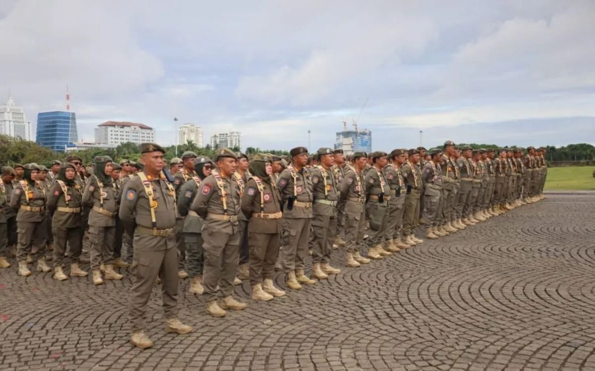 Personel Satuan Polisi Pamong Praja (Satpol PP) saat apel gelar pasukan kesiapan pengamanan menjelang perayaan Natal 2025 dan Tahun Baru 2026 (Nataru), di Monas Sisi Selatan, Jakarta Pusat, Kamis, 18 Desember 2025. ANTARA/HO-Satpol PP DKI Jakarta. <b>(Antara)</b>