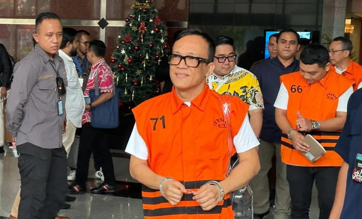 Mantan Wakil Menteri Ketenagakerjaan sekaligus tersangka kasus dugaan pemerasan terkait pengurusan sertifikat K3 di Kemenaker Immanuel Ebenezer Gerungan (tengah) bersama sejumlah tersangka lainnya, seperti Irvian Bobby Mahendro (kanan) berjalan menuj <b>(Antara)</b>