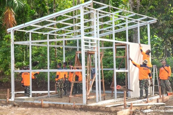 Pembangunan hunian sementara untuk korban bencana banjir di Desa Salareh Aia, Palembayan, Agam, Sumatra Barat, Kamis 18 Desember 2025. ANTARA/HO-Youtube Sekretariat Presiden <b>(Antara)</b>