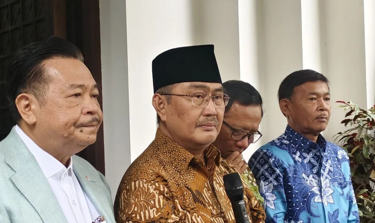 Ketua Komisi Percepatan Reformasi Polri Jimly Asshiddiqie (tengah) memberikan keterangan pers dalam konferensi pers di kawasan Jakarta Selatan, Kamis, 18 Desember 2025. (ANTARA/Nadia Putri Rahmani) <b>(Antara)</b>
