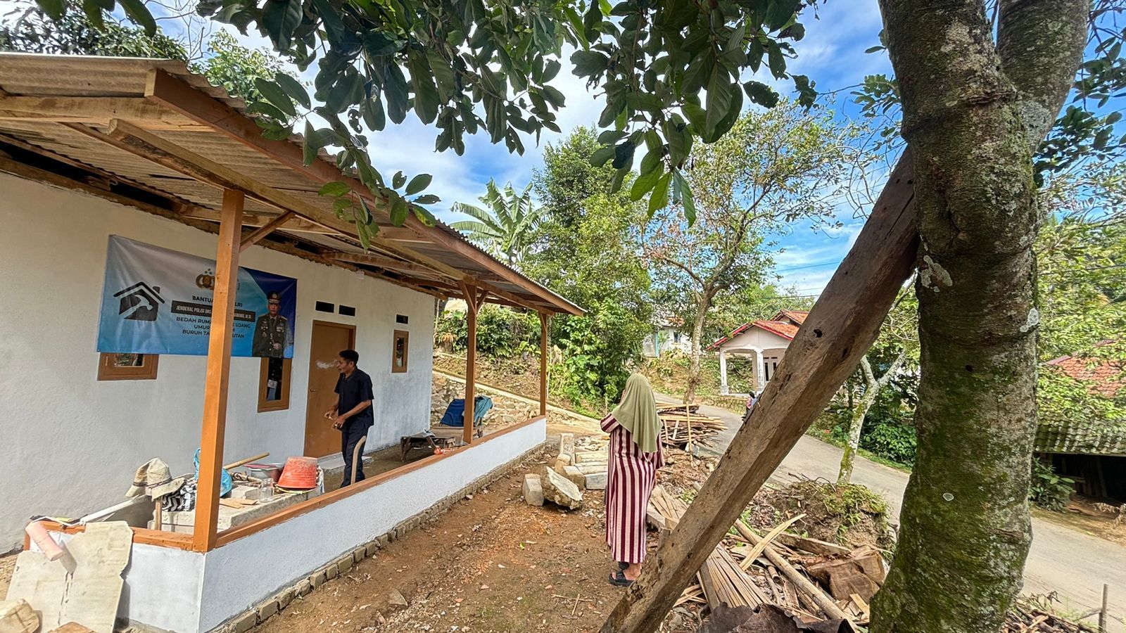 Salah satunya rumah milik Ujang, Warga asal Desa Sukamakmur, Kecamatan Sukamakmur Kabupaten Bogor ini memang tak layak huni dan bahkan bisa disebut mohon maaf seperti "Kandang" , atas keadaan warga yang rumahnya tak layak huni, Melalui Masyarakat Pecinta Polisi Indonesia, Kapolri Memberikan da Merenovasi Rumah Ujang yang pekerjaannya Buruh Tani Serabutan dengan Program Bedah Rumah dari Bapak Kapolri. <b>(dok kapolri)</b>