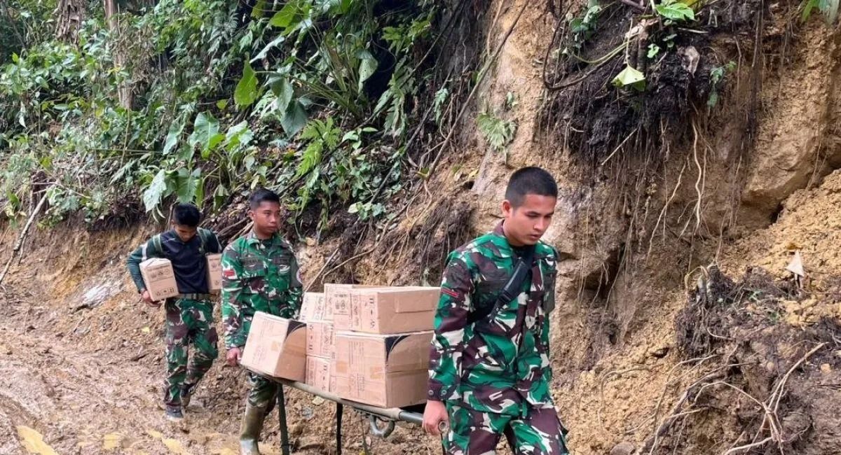 Prajurit TNI AD berjalan kaki menembus wilayah longsor untuk membawa obat-obatan menuju Desa Pameu dan Desa Lut Jaya, Kecamatan Rusip Antara, Aceh Tengah, Selasa, 9 Desember 2025. (ANTARA/Ho-Humas TNI AD) <b>(Antara)</b>