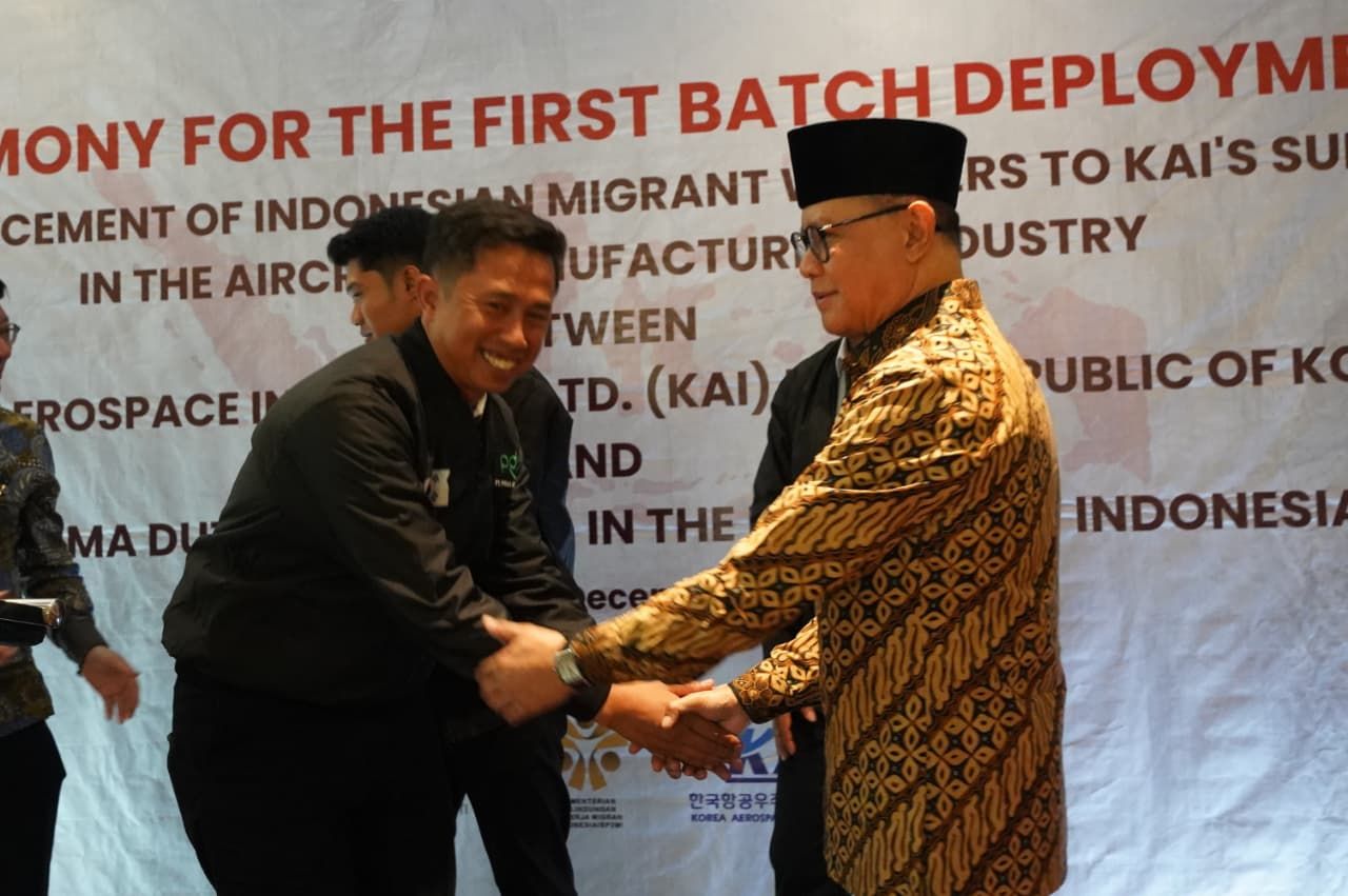Menteri Mukhtarudin Lepas 12 Pekerja Migran Terampil ke Korea Aerospace Industries melalui Skema Visa E-7