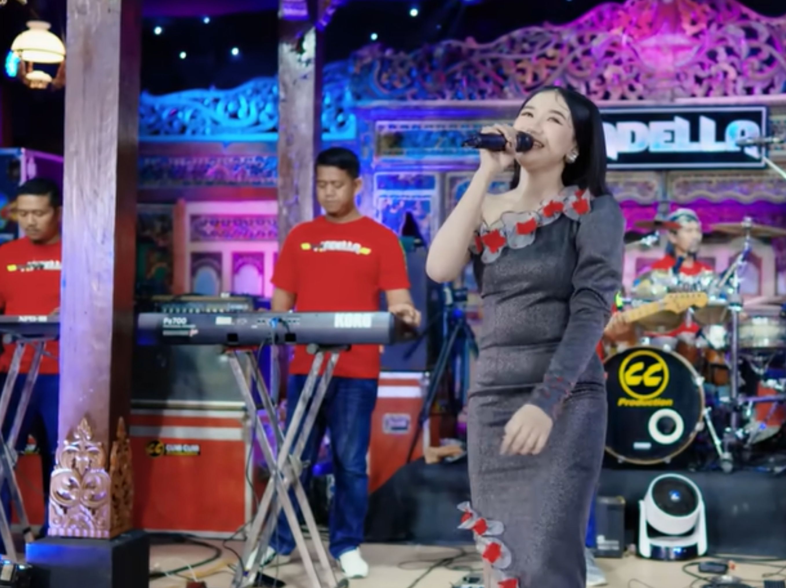 Cantika Nuswantoro  <b>(HENNY ADELLA)</b>