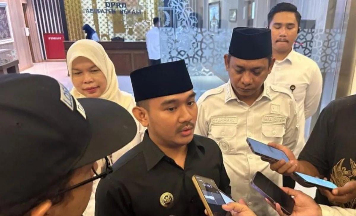 Arsip foto - Bupati Bekasi Ade Kuswara Kunang saat memberikan keterangan kepada awak media usai menandatanagani dokumen KUA dan PPAS APBD Kabupaten Bekasi pada Rabu 22 Oktober 2025 malam. ANTARA/Pradita Kurniawan Syah <b>(Antara)</b>