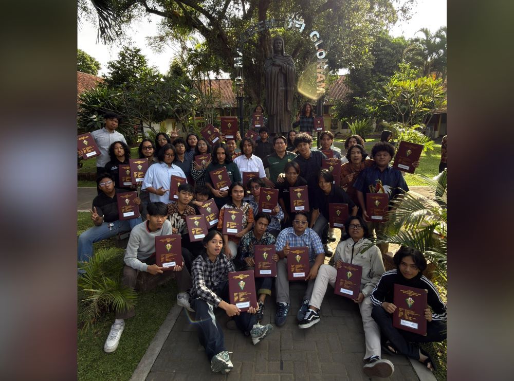 Para siswa SMA Kolese De Britto Yogyakarta berfoto bersama usai menerima rapor/ist