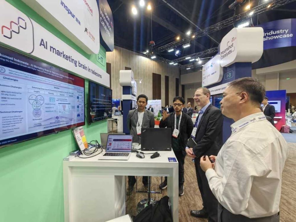Telkomsel Raih Penghargaan Global di ajang TM Forum_1&ndash;4: Telkomsel berhasil meraih Outstanding Catalyst Award kategori AI &amp; Automation melalui proyek AI Marketing Brain pada ajang TM Forum Open Innovation Catalyst Awards 2025 yang digelar di konferensi Innovate Asia, Bangkok, Thailand. Selain itu, Telkomsel juga tercatat sebagai Finalist pada kategori Business Gamechanger dan Mission Trailblazer, serta berpartisipasi di Innovation Zone, pencapaian ini menegaskan konsistensi inovasi Telkomsel di ajang global TM Forum. 