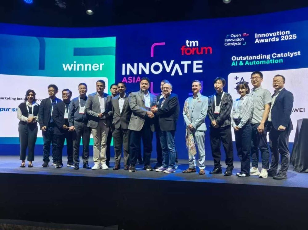 Telkomsel Raih Penghargaan Global di ajang TM Forum_1&ndash;4: Telkomsel berhasil meraih Outstanding Catalyst Award kategori AI &amp; Automation melalui proyek AI Marketing Brain pada ajang TM Forum Open Innovation Catalyst Awards 2025 yang digelar di konferensi Innovate Asia, Bangkok, Thailand. Selain itu, Telkomsel juga tercatat sebagai Finalist pada kategori Business Gamechanger dan Mission Trailblazer, serta berpartisipasi di Innovation Zone, pencapaian ini menegaskan konsistensi inovasi Telkomsel di ajang global TM Forum. 