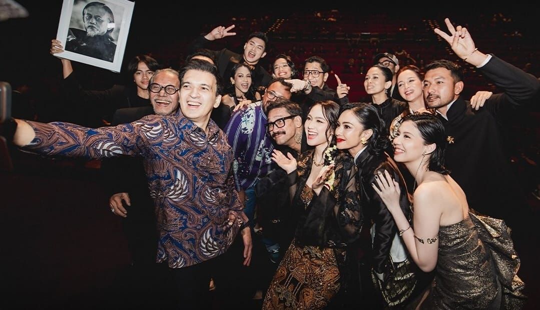 MD Pictures menggelar gala premiere film Janur Ireng: Sewu Dino The Prequel pada Kamis (18/12/2025), bertepatan dengan malam Jumat Kliwon terakhir di tahun ini. Film horor yang diangkat dari cerita fenomenal karya @Simpleman itu akan tayang di bioskop pada 24 Desember 2025. Janur Ireng: Sewu Dino The Prequel menjadi film kedua dalam Sewu Dino Universe yang menceritakan latar belakang di balik film Sewu Dino (2023). <b>(dok)</b>