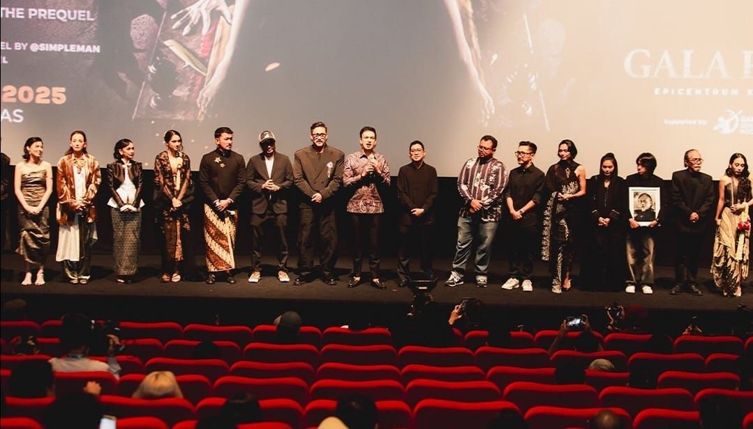 MD Pictures menggelar gala premiere film Janur Ireng: Sewu Dino The Prequel pada Kamis (18/12/2025), bertepatan dengan malam Jumat Kliwon terakhir di tahun ini. Film horor yang diangkat dari cerita fenomenal karya @Simpleman itu akan tayang di bioskop pada 24 Desember 2025. Janur Ireng: Sewu Dino The Prequel menjadi film kedua dalam Sewu Dino Universe yang menceritakan latar belakang di balik film Sewu Dino (2023). <b>(dok)</b>