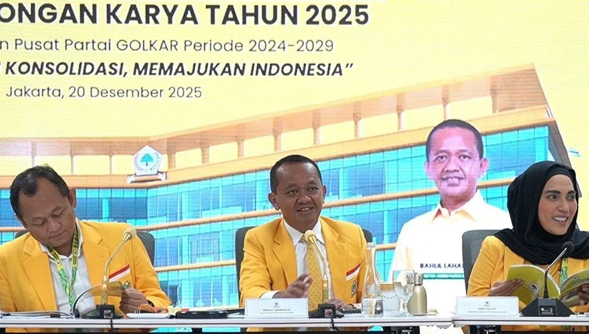 Ketua Umum Partai Golkar Bahlil Lahadalia (tengah) bersama Sekjen Partai Golkar Muhammad Sarmuji (kiri) dan Bendahara Umum Partai Golkar Sari Yuliati (kanan) saat Rapimnas Partai Golkar di Jakarta, Sabtu, 20 Desember 2025. ANTARA/HO-Partai Golkar/am. <b>(Antara)</b>