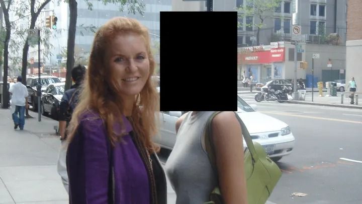 Sarah Ferguson, penulis dan mantan Duchess of York, ditemukan dalam sebuah foto dalam berkas Epstein yang baru dirilis. Kehadiran dalam berkas tersebut tidak secara otomatis menunjukkan adanya pelanggaran hukum. (Departemen Kehakiman)