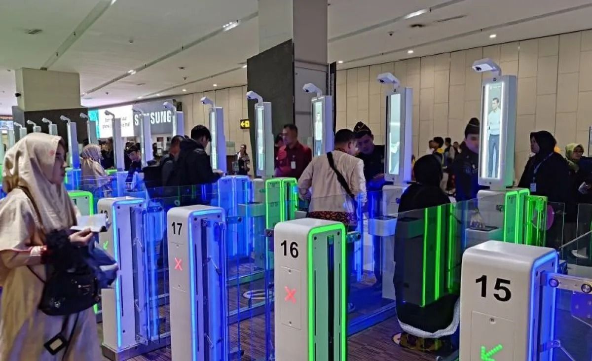 Ilustrasi - Sejumlah penumpang penerbangan saat melakukan pemeriksaan keimigrasian di Bandara Soekarno - Hatta (Soetta), Tangerang, Banten. ANTARA/Azmi Samsul M. <b>(Antara)</b>