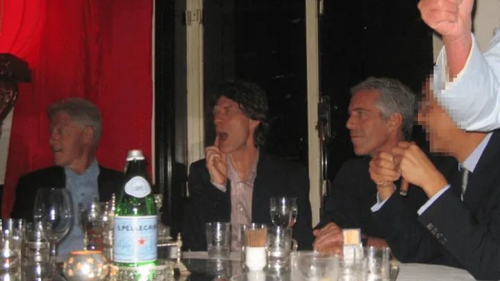 Mantan Presiden Bill Clinton dan Jeffrey Epstein dalam foto-foto yang ditemukan dalam berkas-berkas Epstein yang baru dirilis. Kehadiran dalam berkas-berkas tersebut tidak secara otomatis menunjukkan adanya pelanggaran hukum. (Departemen Kehakiman)