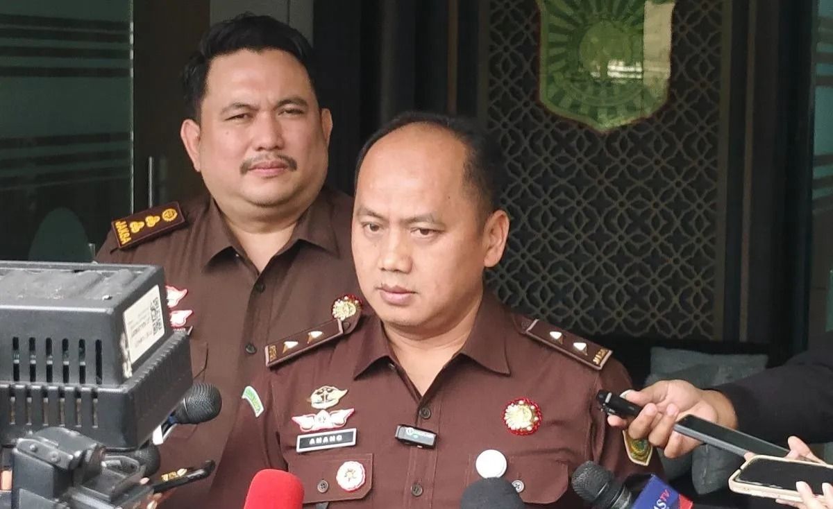 Kepala Pusat Penerangan Hukum (Kapuspenkum) Kejagung Anang Supriatna (tengah) memberikan keterangan pers di Gedung Puspenkum Kejagung, Jakarta, Senin, 22 Desember 2025. ANTARA/Nadia Putri Rahmani. <b>(Antara)</b>