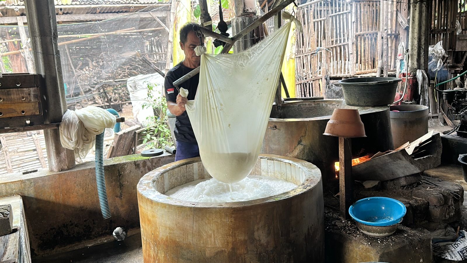 Program Makan Bergizi Gratis (MBG) ternyata banyak membawa berkah bagi keluarga petani dan perajin kecil di berbagai desa di tanah air. Selain pendapatan semakin meningkat, mereka bisa membantu tetangga yang menganggur dengan membuka lapangan kerja baru. Bahkan karena sekaranh semua sibuk bekerja di dapur MBG, mereka pun sembuh dari bermain judi on line, karena waktunya sibuk bekerja baik sebagai pemasok di dapur MBG atau sebagai pekerja langsung di dapur MBG. <b>(dok)</b>