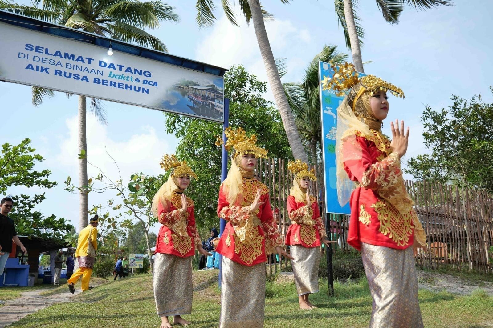 Pertunjukan Tari Tradisional untuk Menyambut Wisatawan di Desa Wisata Kreatif Terong, Belitung  <b>(BCA)</b>