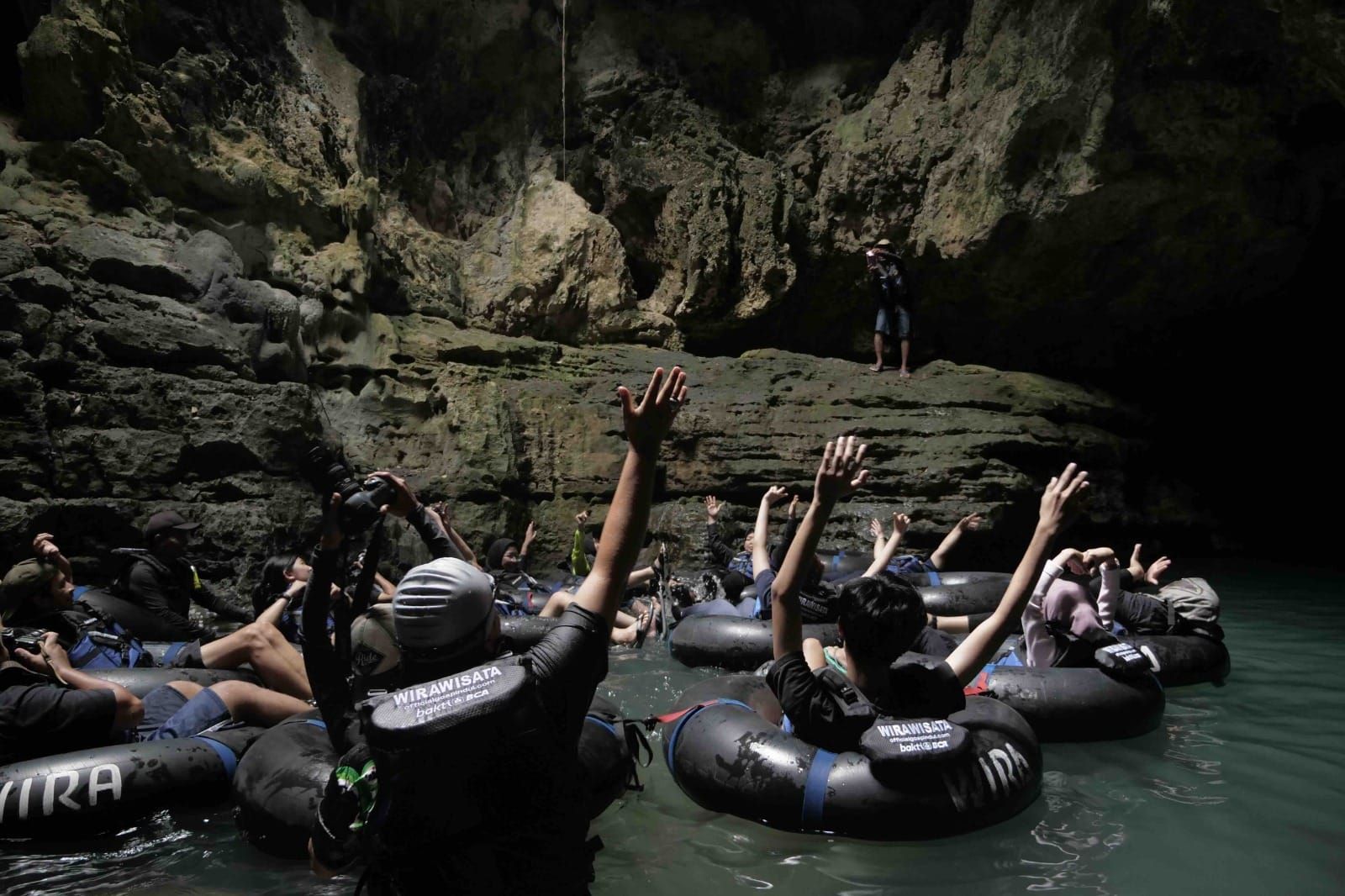 Menyusuri keindahan stalaktit dan stalagmit di Wirawisata Goa Pindul, Yogyakarta  <b>(BCA)</b>