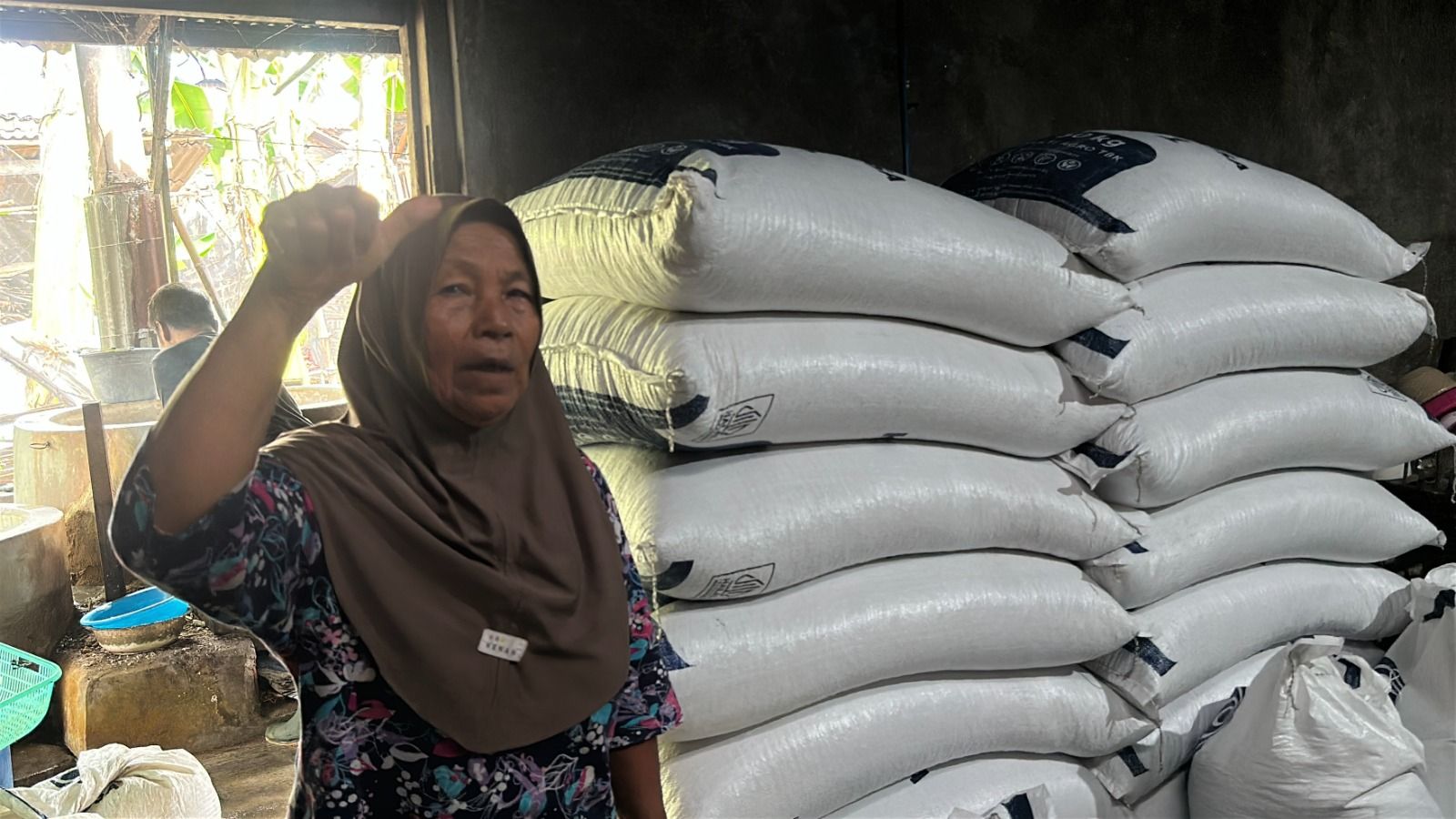 Program Makan Bergizi Gratis (MBG) ternyata banyak membawa berkah bagi keluarga petani dan perajin kecil di berbagai desa di tanah air. Selain pendapatan semakin meningkat, mereka bisa membantu tetangga yang menganggur dengan membuka lapangan kerja baru. Bahkan karena sekaranh semua sibuk bekerja di dapur MBG, mereka pun sembuh dari bermain judi on line, karena waktunya sibuk bekerja baik sebagai pemasok di dapur MBG atau sebagai pekerja langsung di dapur MBG. <b>(dok)</b>