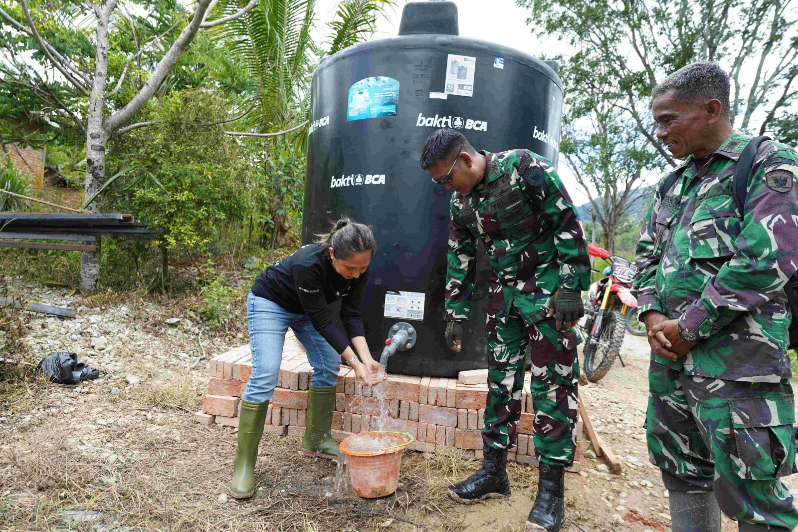 Bakti BCA Dukung Upaya Penyediaan Air Bersih Bagi Masyarakat Terdampak Bencana Banjir &ndash; EVP Corporate  Communication and Social Responsibility BCA Hera F. Haryn (paling kiri) meninjau progres bantuan penyediaan air  bersih di Kecamatan Junjung Sirih, Kabupaten Solok, Sumatra Barat. Berkolaborasi dengan Tentara Nasional  Indonesia (TNI), Bakti BCA juga mendukung pembuatan sumur bor, tangki air kapasitas 5.000 liter, dan fasilitas MCK  sebagai upaya pemulihan serta penyediaan air bersih kepada korban terdampak bencana banjir. <b>(BCA)</b>