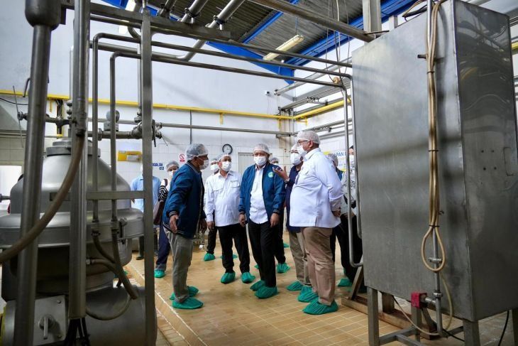 Menteri Koperasi Ferry Juliantono didampingi Sekretaris Kementerian Koperasi Ahmad Zabadi dan Direktur Utama LPDB Koperasi Krisdianto meninjau pabrik KPBS Pangalengan, Kabupaten Bandung, Jawa Barat, Senin, 22 Desember 2025. (ANTARA/HO-Humas LPDB) <b>(Antara)</b>