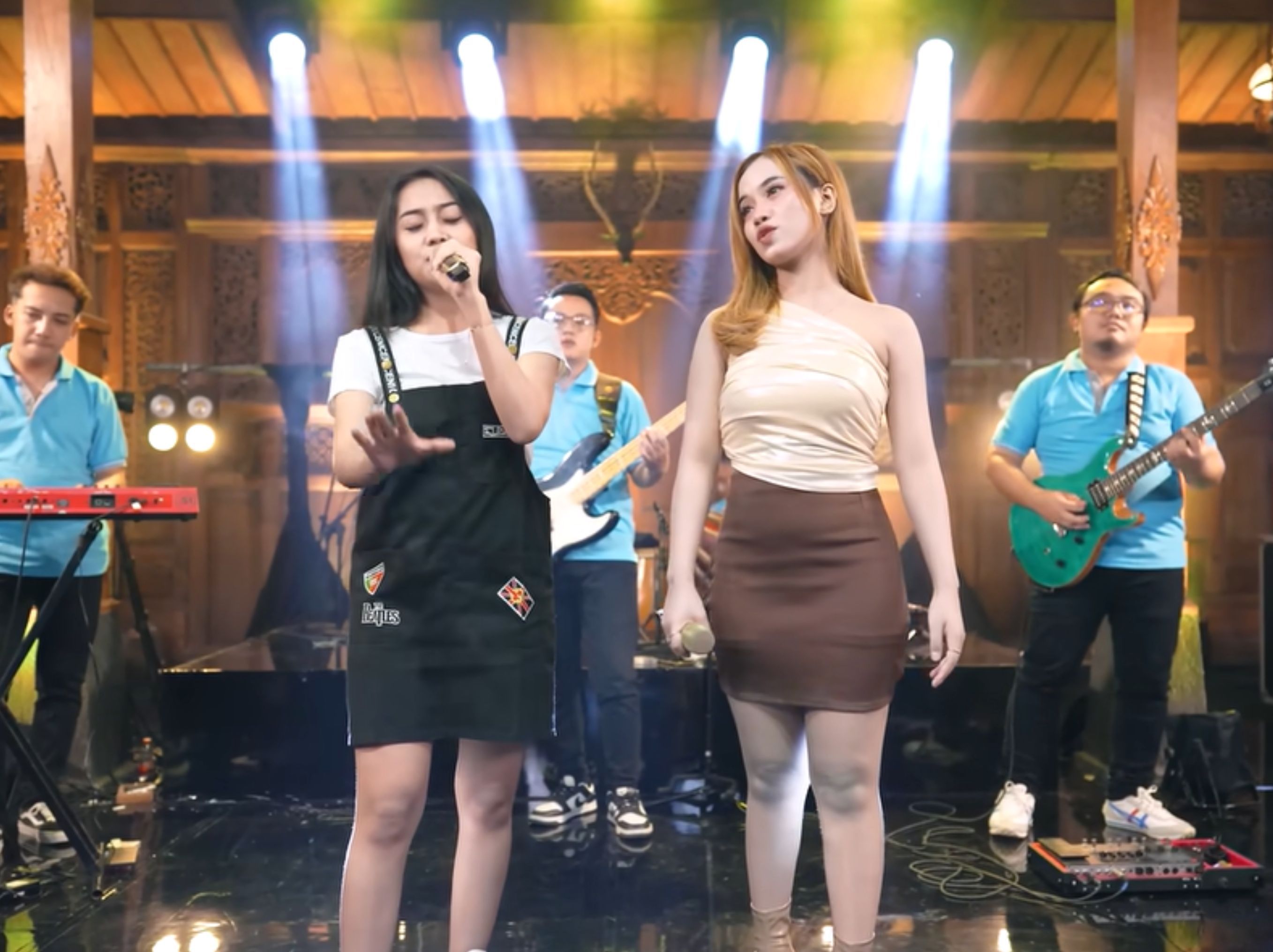 Pedangdut Ajeng Febria berduet dengan Selvi Ayunda <b>(YOUTUBE TA MUSIC)</b>