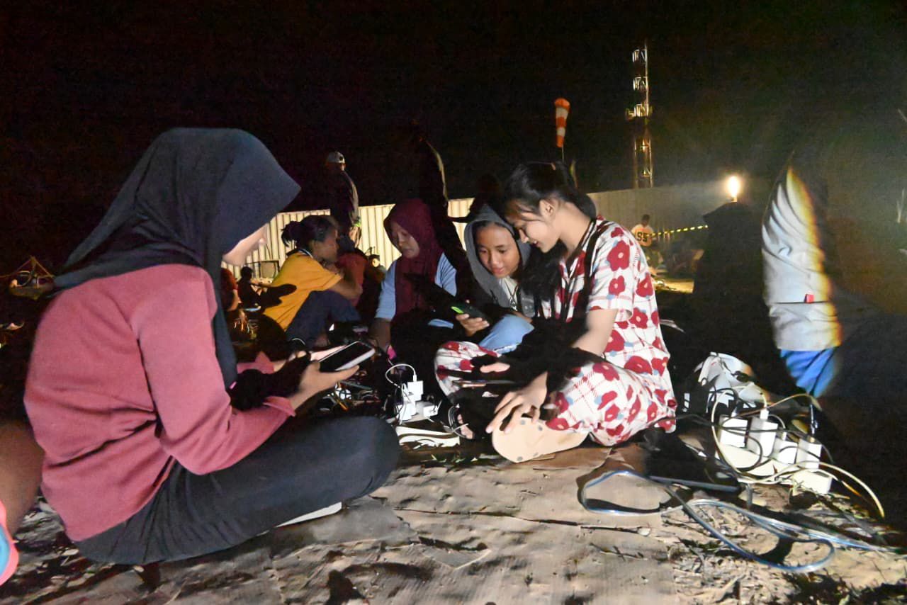 Potret Malam Warga Desa di Aceh Tamiang, Kumpul Scrolling Ponsel Manfaatkan Listrik dari Rig Pertamina