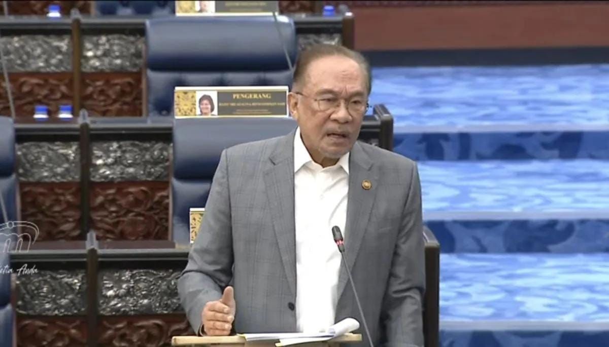 Perdana Menteri Malaysia Anwar Ibrahim saat berbicara di hadapan Dewan Rakyat, Parlimen Malaysia, di Kuala Lumpur, Malaysia, Selasa 14 Oktober 2025. /ANTARA/HO-YouTube Parlimen Malaysia. <b>(Antara)</b>