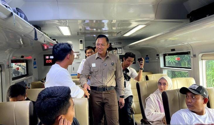 Menteri Koordinator Bidang Infrastruktur dan Pembangunan Kewilayahan Agus Harimurti Yudhoyono didampingi Direktur Utama PT Kereta Api Indonesia (KAI) Bobby Rasyidin meninjau kesiapan layanan kereta api selama angkutan Natal dan Tahun Baru 2025/2026 di Stasiun Gambir, Jakarta, Selasa 23 Desember 2025. ANTARA/Harianto <b>(Antara)</b>