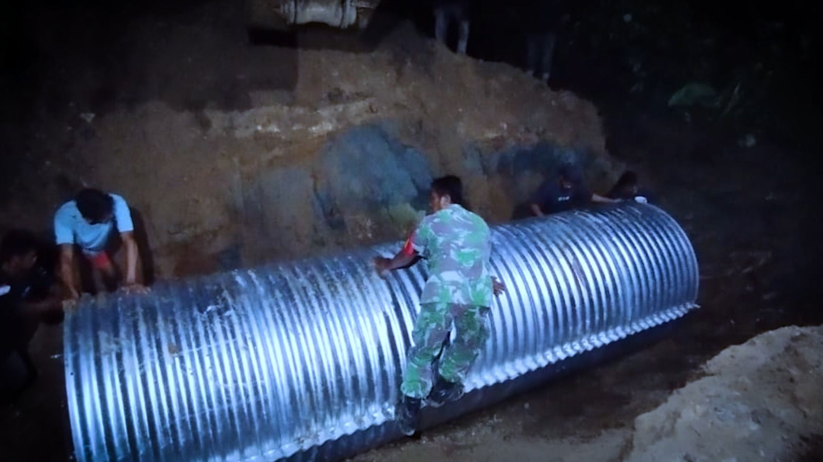  Prajurit Tentara Nasional Indonesia (TNI) dari Kodam Iskandar Muda pada Senin (22/12) merampungkan pembangunan dua jembatan armco di Kabupaten Aceh Timur, yakni Jembatan Alue Sentang dan Jembatan Alue Gadeng. <b>(dok tni)</b>