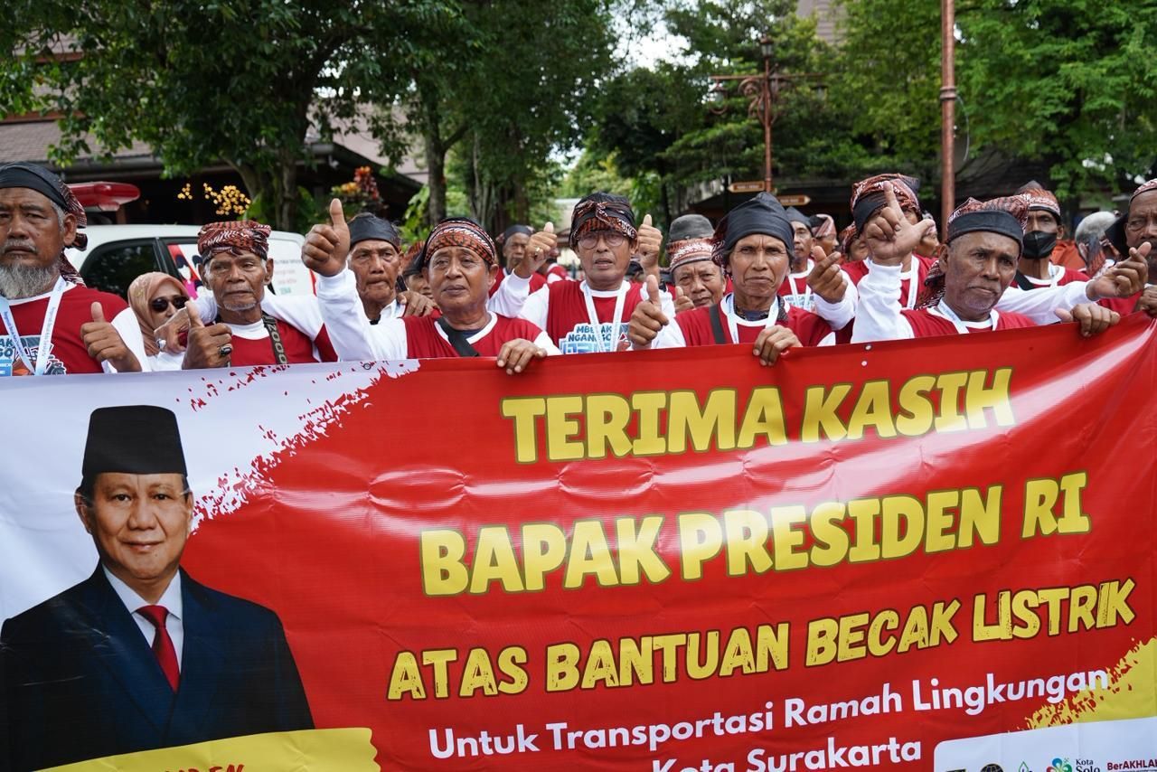 Yayasan Gerakan Solidaritas Nasional (GSN) kembali membagikan becak listrik bantuan dari Presiden Prabowo Subianto. Kali ini, sebanyak 200 unit dibagikan kepada penarik becak lanjut usia di Kota Solo, Jawa Tengah. Para penerima pun menyambutnya denga <b>(dok)</b>