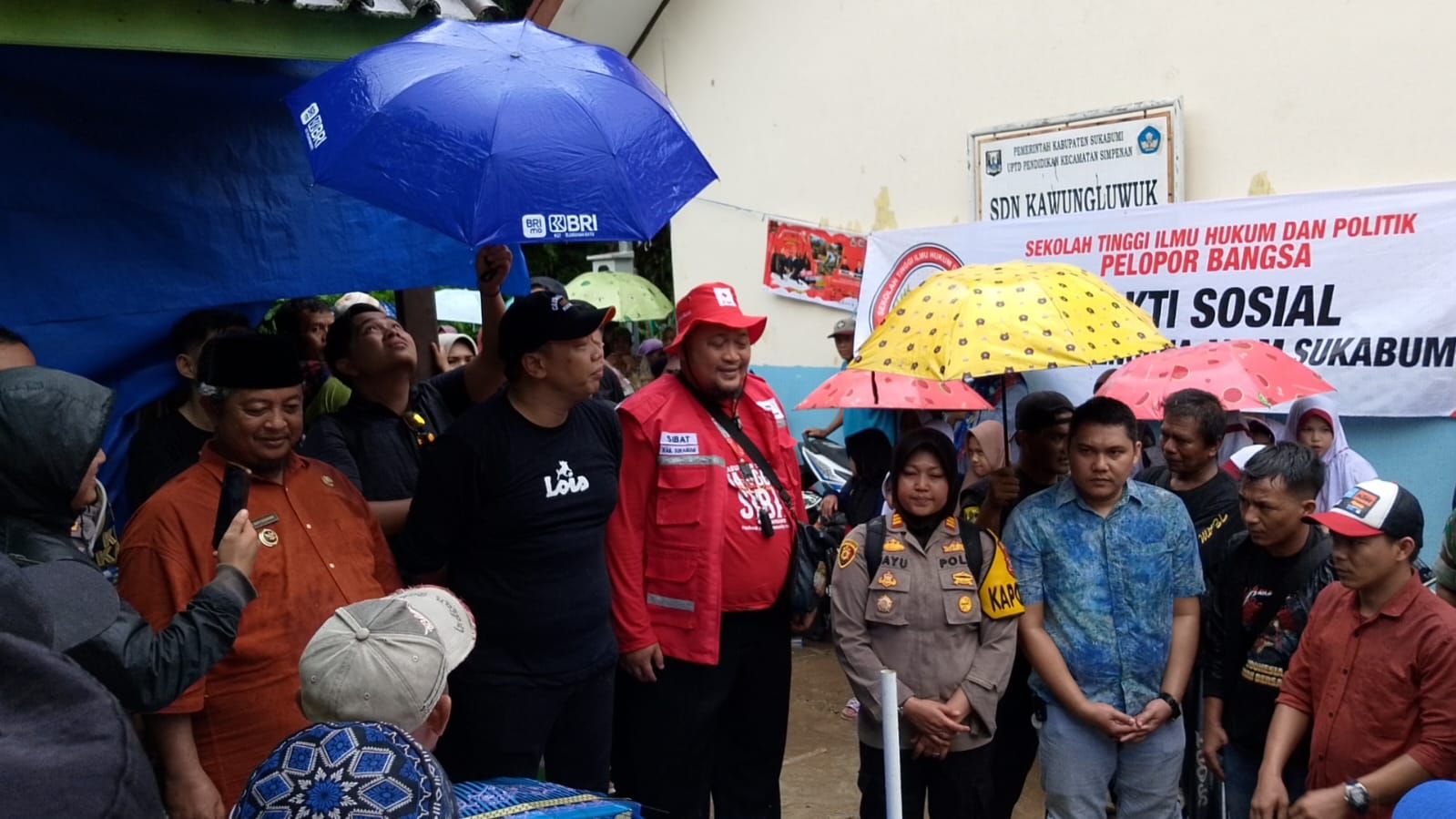 Yayasan Cipta Cerdas Bangsa sebagai penyelenggara Sekolah Tinggi Ilmu Hukum dan Pemerintahan (STIHP) Pelopor Bangsa melaksanakan kegiatan sosial dan keagamaan di Kawungluwuk, Desa Cidadap, Kecamatan Simpenan, Kabupaten Sukabumi. <b>(dok)</b>
