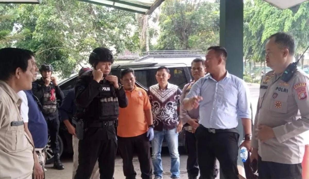 Anggota Detasemen Gegana Brimob Polri dan Polres Depok melakukan pengecekan dan pemeriksaan ke sejumlah sekolah di Depok, menyusul adanya teror dugaan bahan peledak pada Selasa 23 Desember 2025 ANTARA/HO-Humas Polres Metro Depok. <b>(Antara)</b>