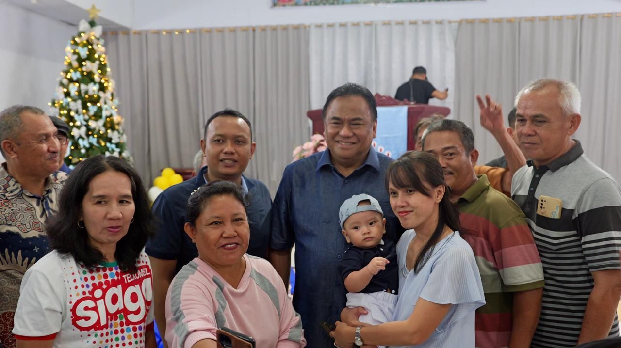 Anggota DPR RI dari Provinsi Gorontalo, Rachmat Gobel, ikut menyambut Natal 2025 dengan berbagi suka cita. &ldquo;Mari kita bersuka cita bersama menyambut Natal tahun 2025 dengan saling membangun kepedulian dan persaudaraan,&rdquo; katanya, Selasa, 23 Desember 2025. <b>(dok)</b>