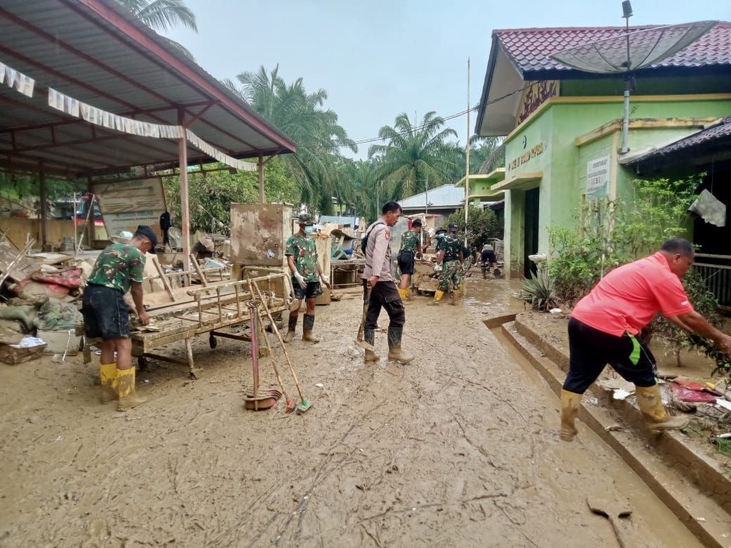 TNI-BNPB Gencarkan Pembersihan Lumpur di Sekolah Aceh Utara dan Tengah
